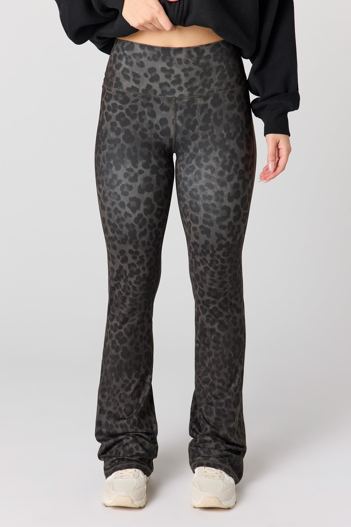 Vue alternative 2. Pantalon Active à jambe évasée avec poches arrière