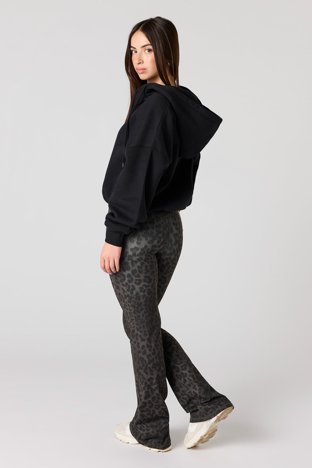 Vue alternative 3. Pantalon Active à jambe évasée avec poches arrière