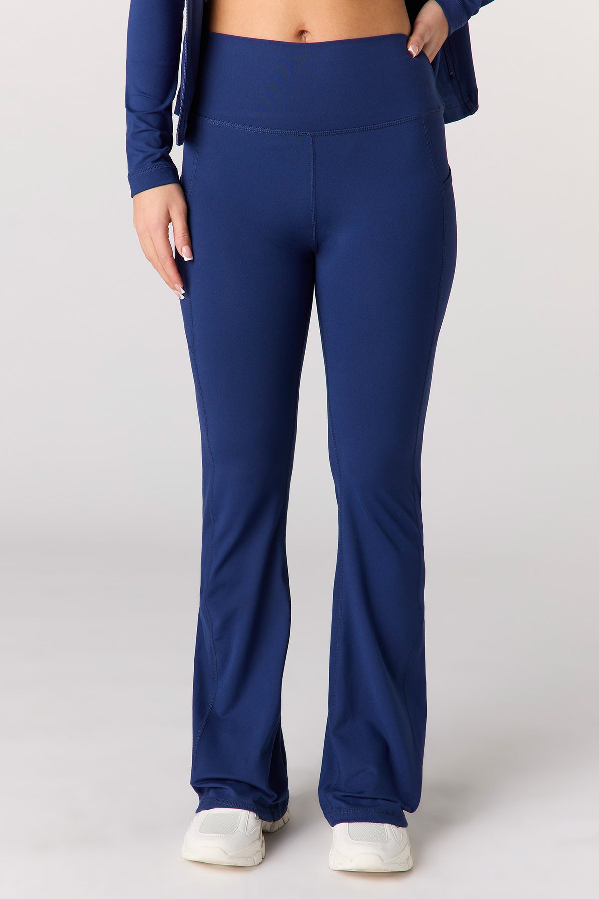 Vue alternative 3. Pantalon Active à jambe évasée avec poches latérales