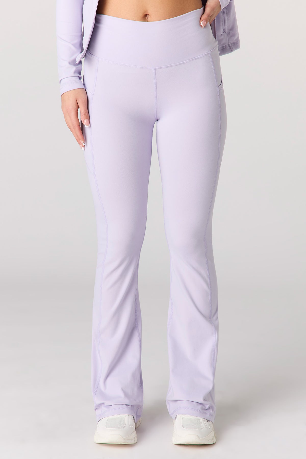 Vue alternative 19. Pantalon Active à jambe évasée avec poches latérales