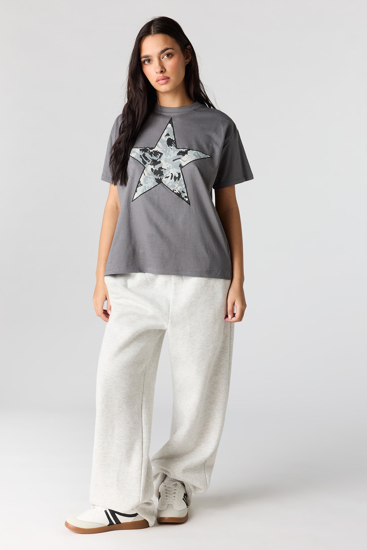 Vue alternative 3. T-shirt de coupe garçonne à imprimé Grunge