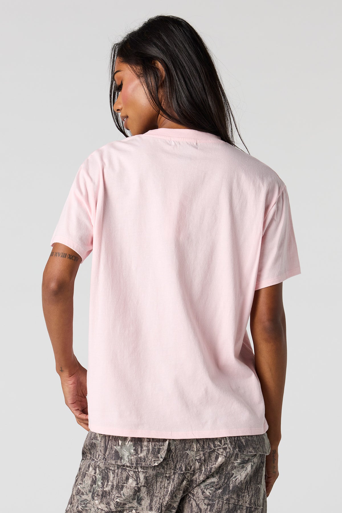 Vue alternative 2. T-shirt carré de coupe garçonne à imprimé