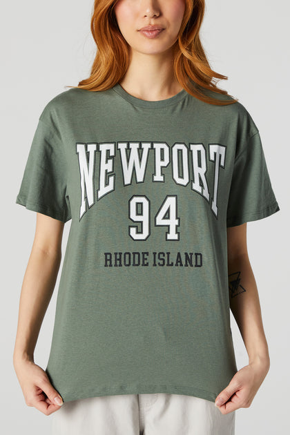 T-shirt de coupe garçonne à imprimé Newport Rhode Island Varsity