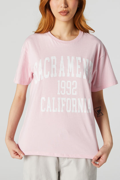 T-shirt de coupe garçonne à imprimé Sacramento California Varsity