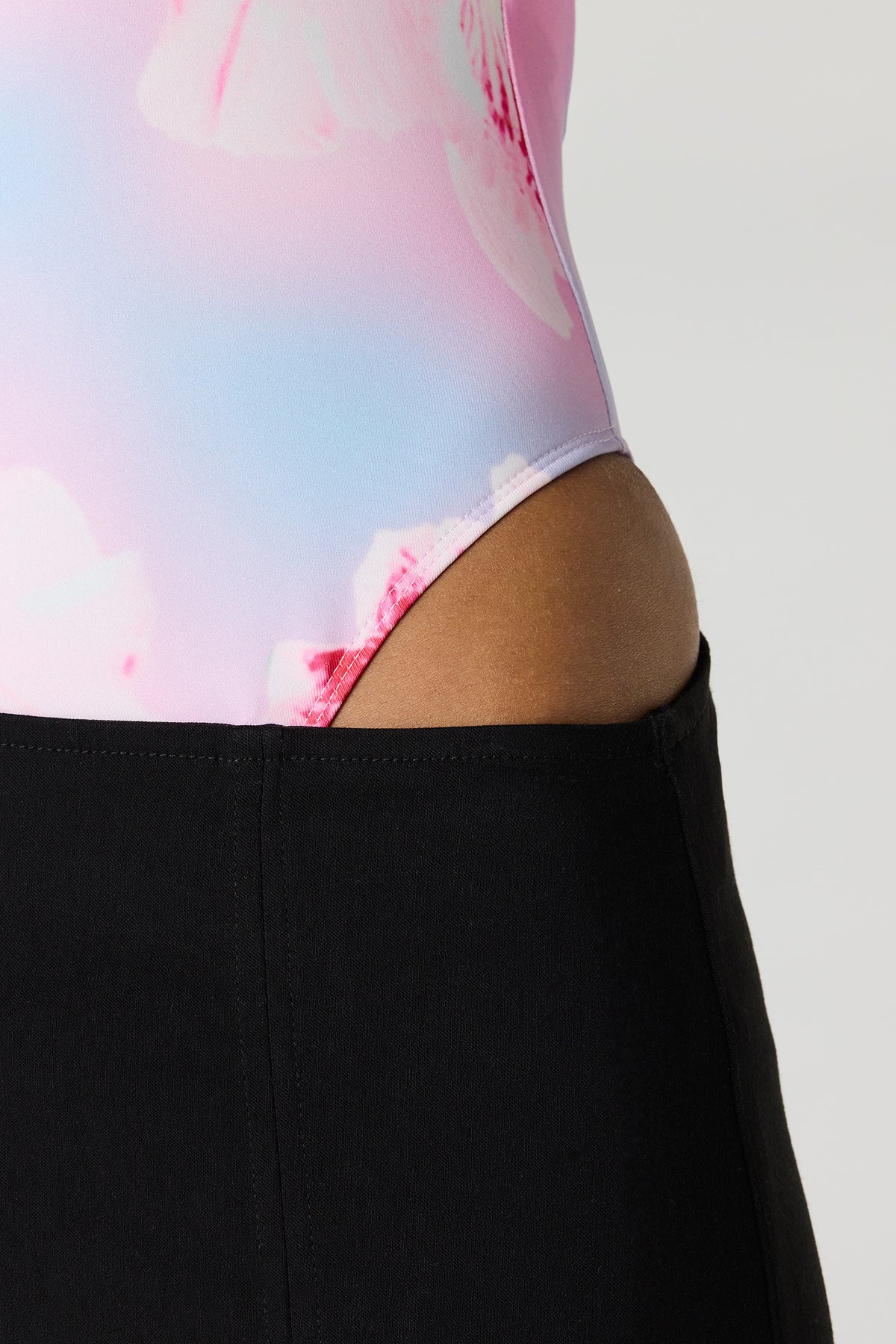 Vue alternative 4. Maillot Contour bain-de-soleil avec anneau