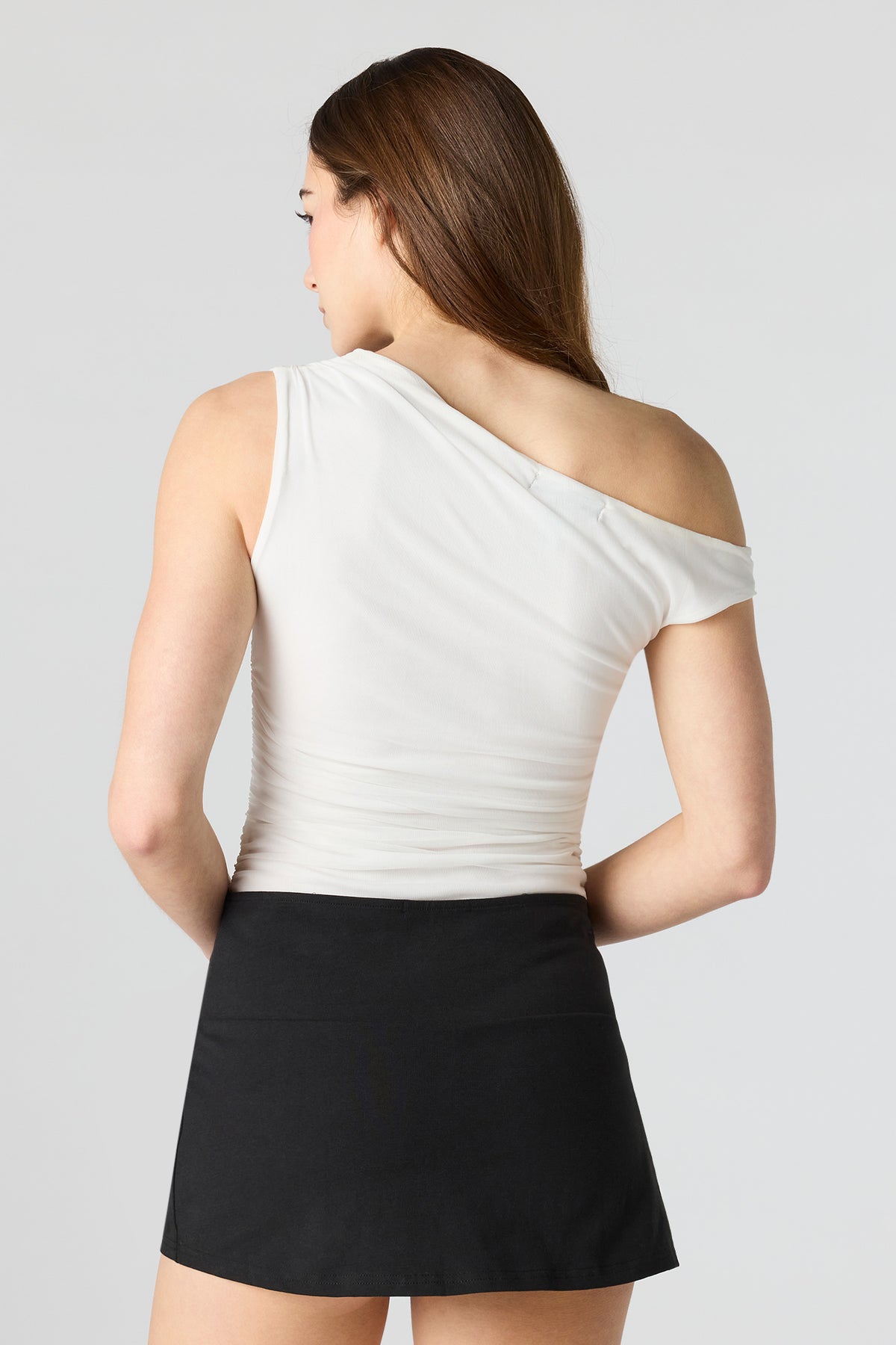 Vue alternative 2. Maillot à épaule unique en filet
