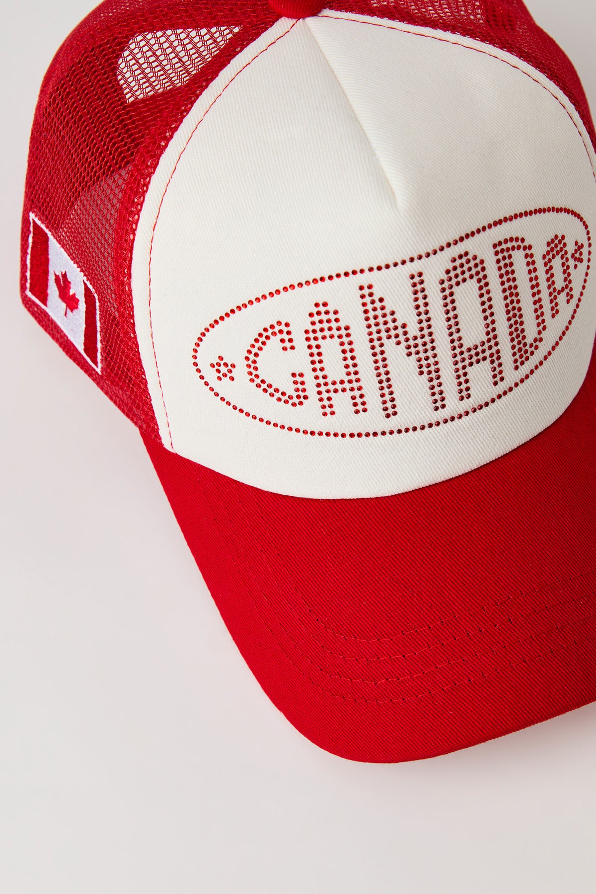 Vue alternative 2. Casquette de camionneur à imprimé Canada avec pierres du Rhin