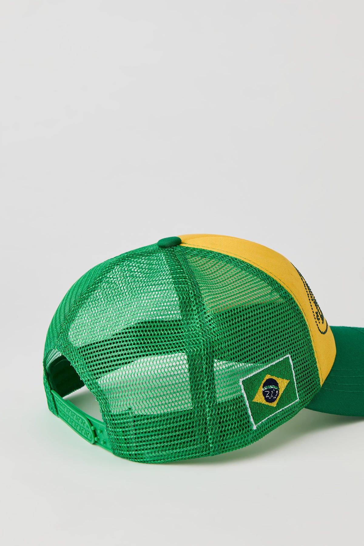 Vue alternative 3. Casquette de camionneur à imprimé Brésil avec pierres du Rhin