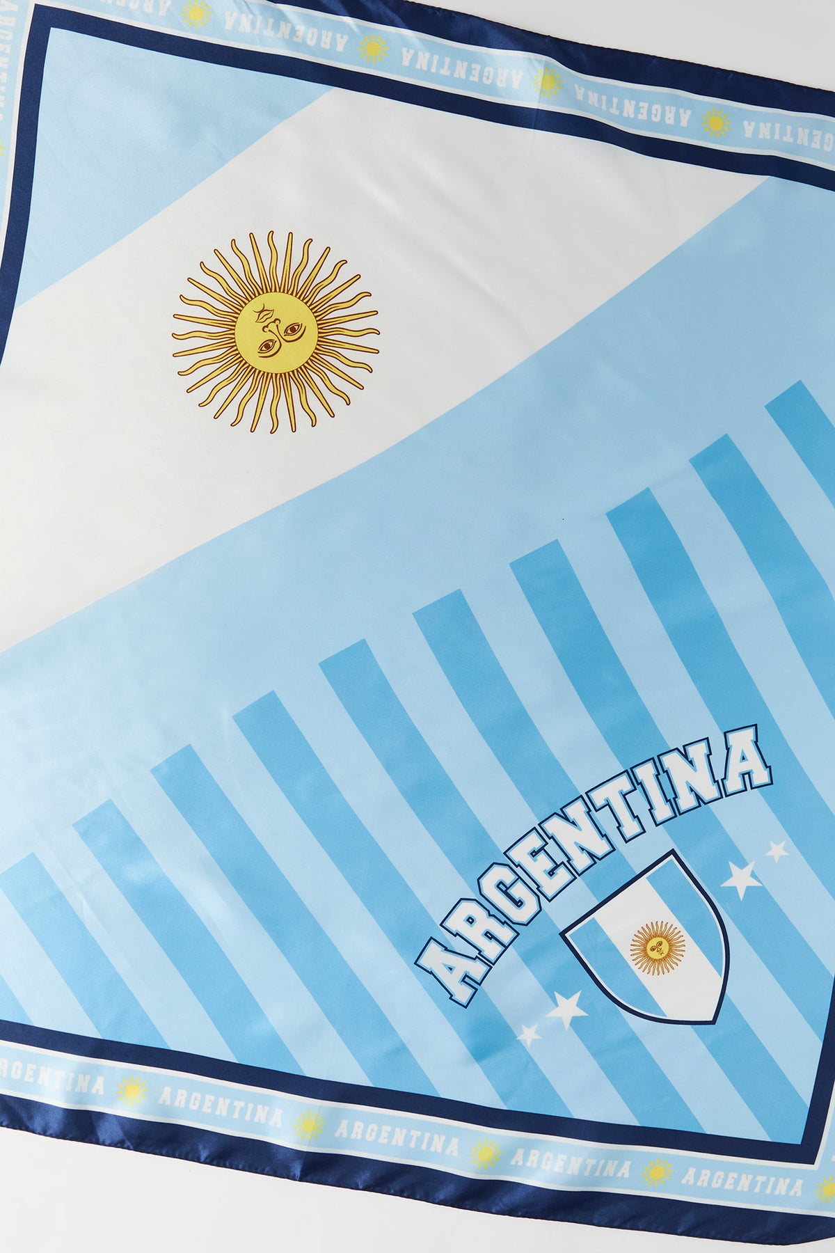 Vue alternative 5. Écharpe en satin à imprimé Argentine