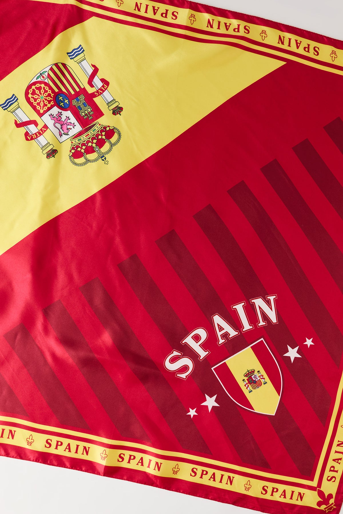 Vue alternative 5. Écharpe en satin à imprimé Espagne