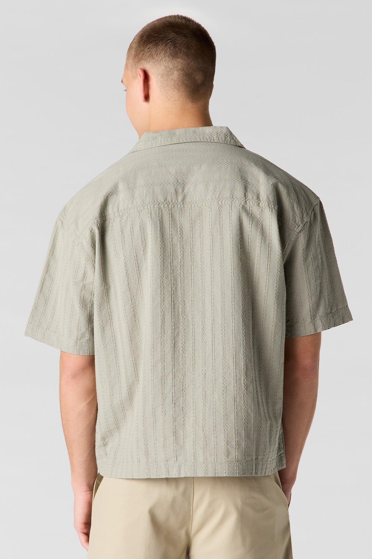 Vue alternative 2. Haut boutonné texturé en mélange de lin