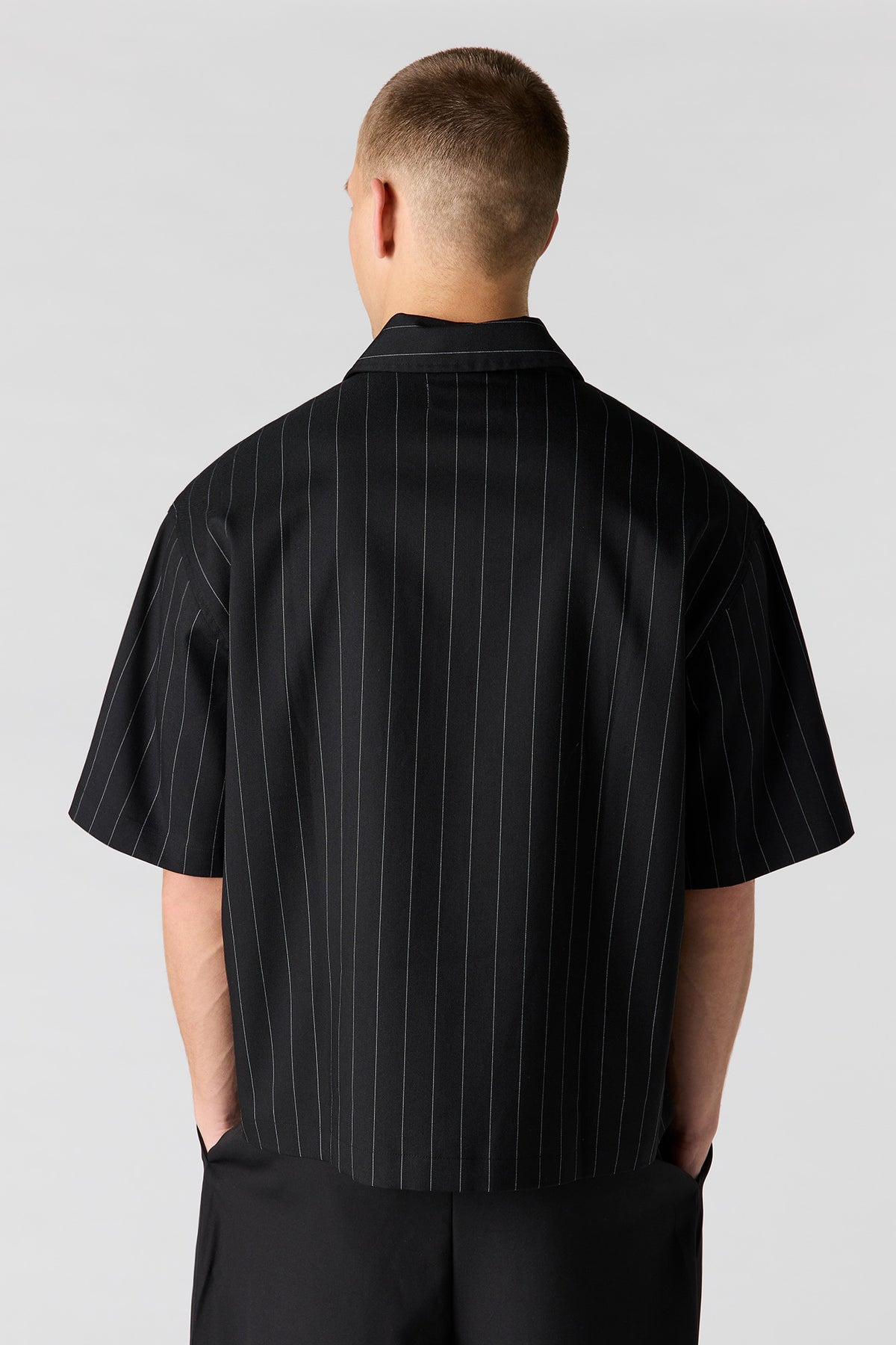 Vue alternative 2. Haut carré boutonné avec fines rayures