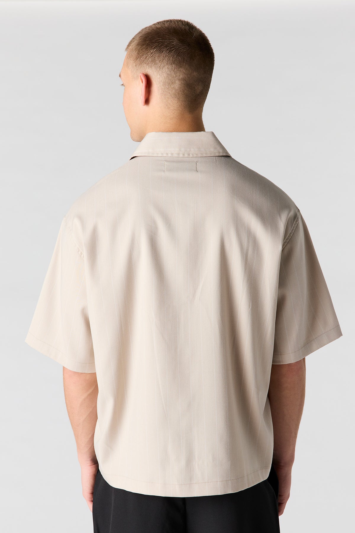 Vue alternative 2. Haut carré boutonné avec fines rayures