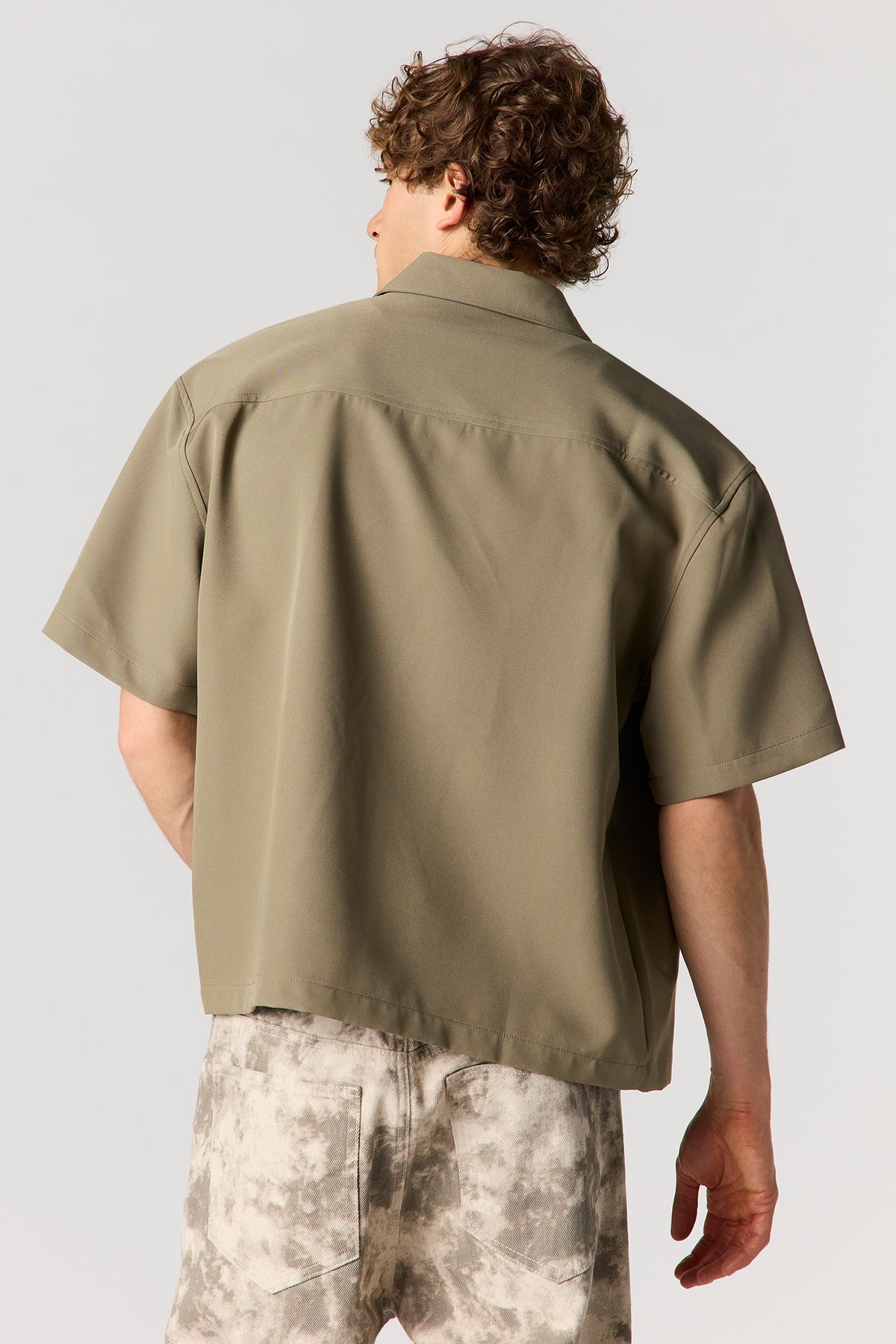 Vue alternative 2. Haut carré boutonné avec col
