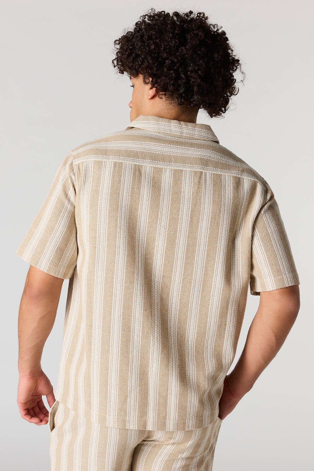 Vue alternative 2. Haut boutonné texturé rayé