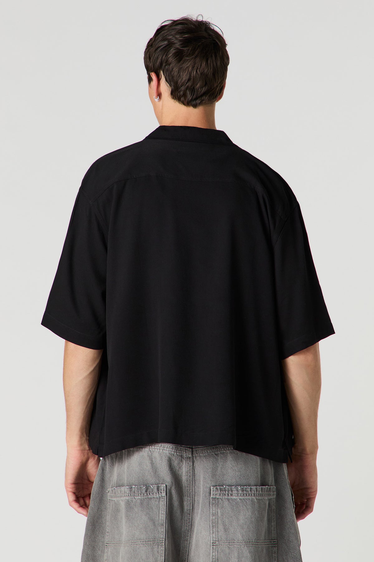 Vue alternative 2. Haut carré boutonné