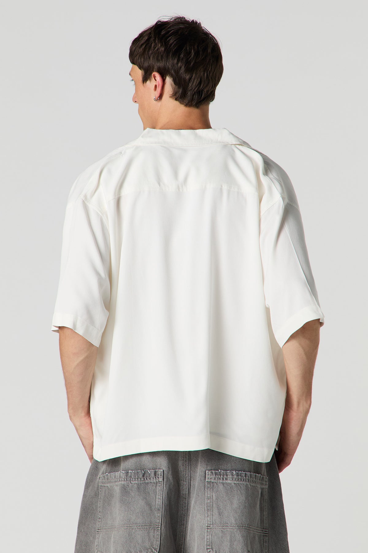 Vue alternative 2. Haut carré boutonné