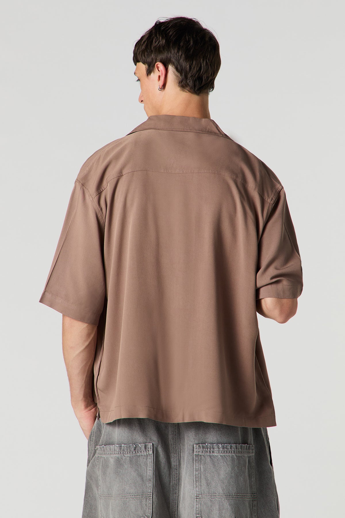 Vue alternative 2. Haut carré boutonné