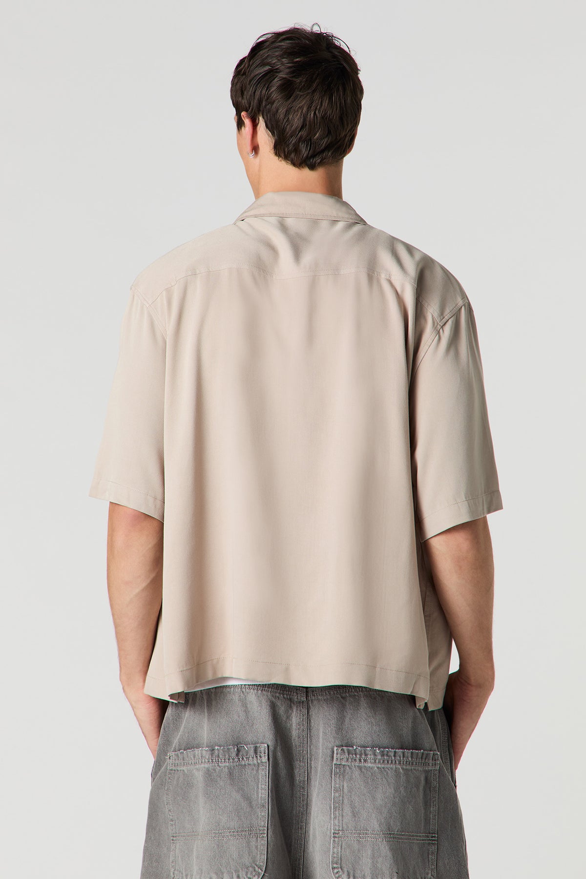 Vue alternative 2. Haut carré boutonné