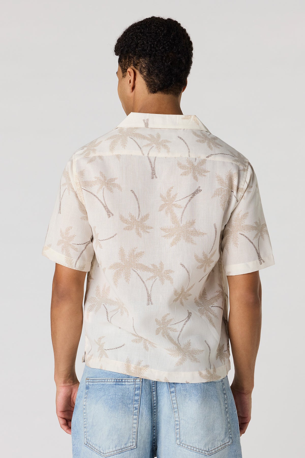 Vue alternative 2. Haut boutonné imprimé avec col