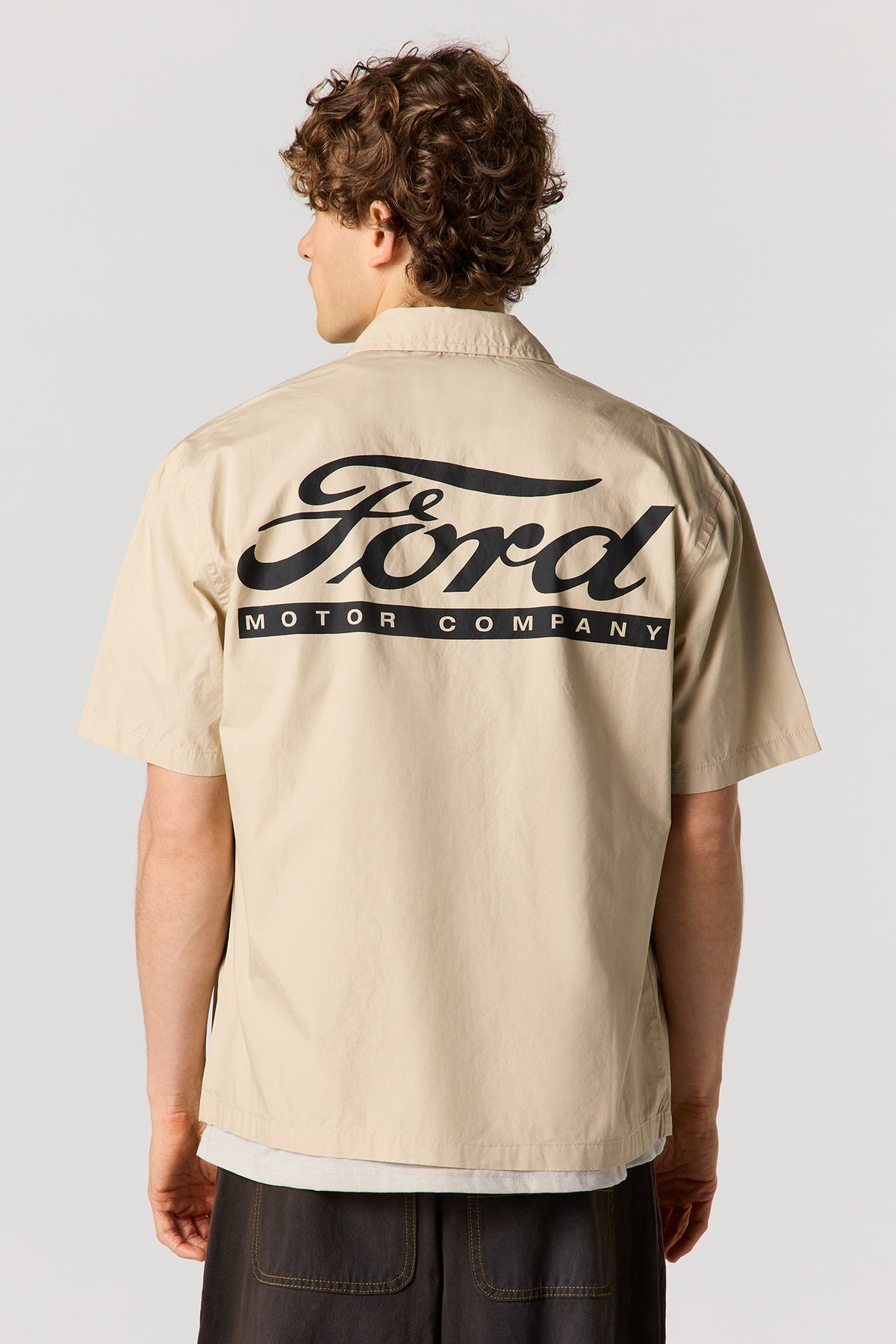 Vue alternative 2. Haut boutonné avec empiècement Ford