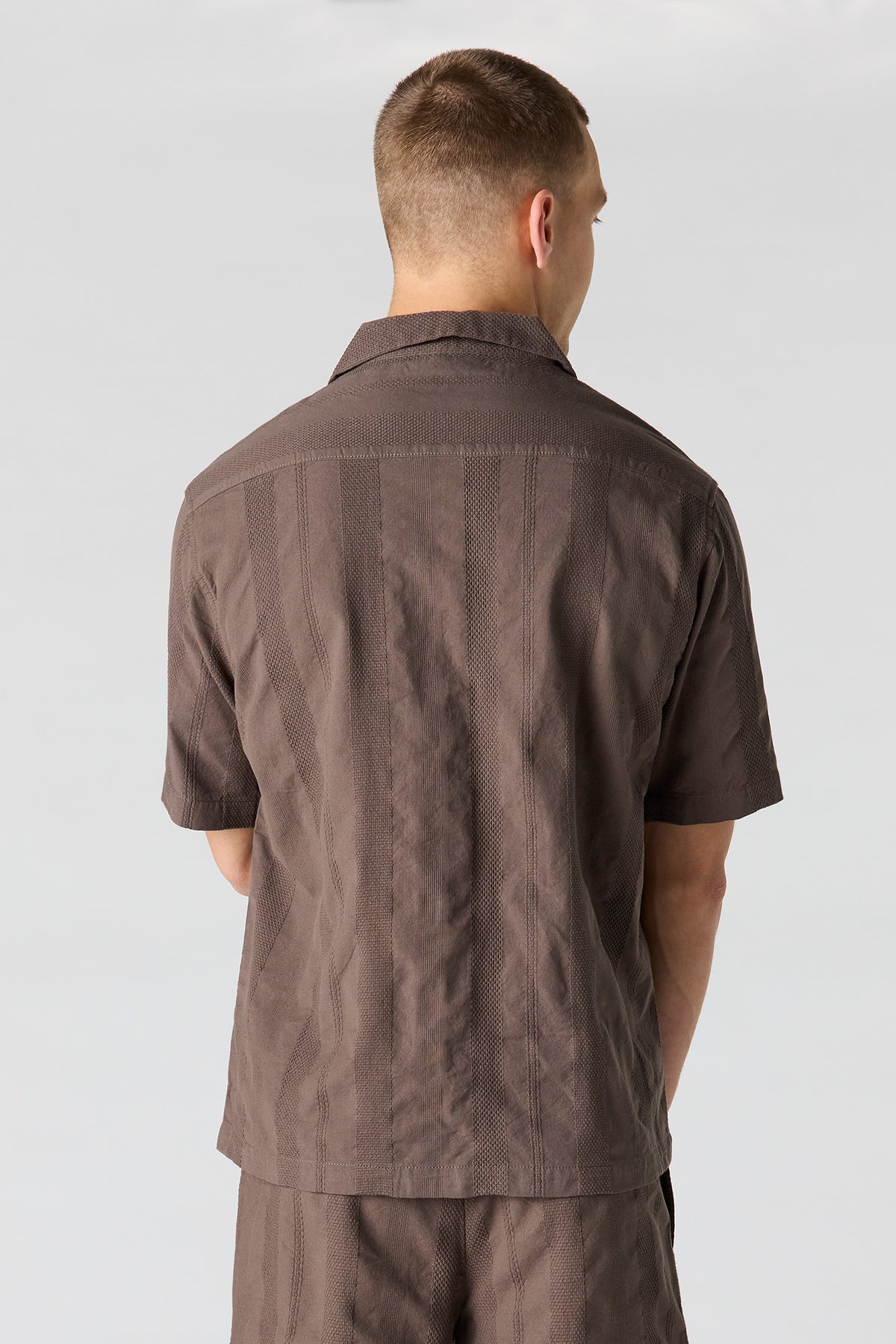 Vue alternative 2. Haut boutonné texturé