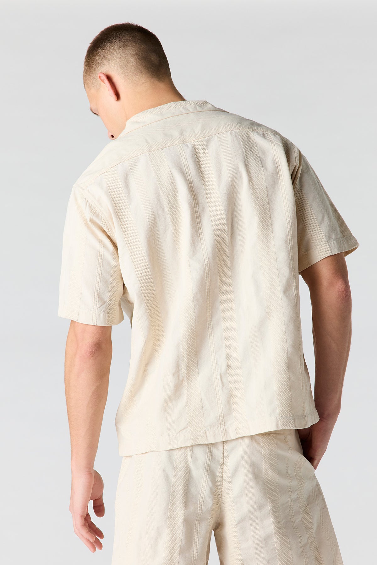 Vue alternative 2. Haut boutonné texturé