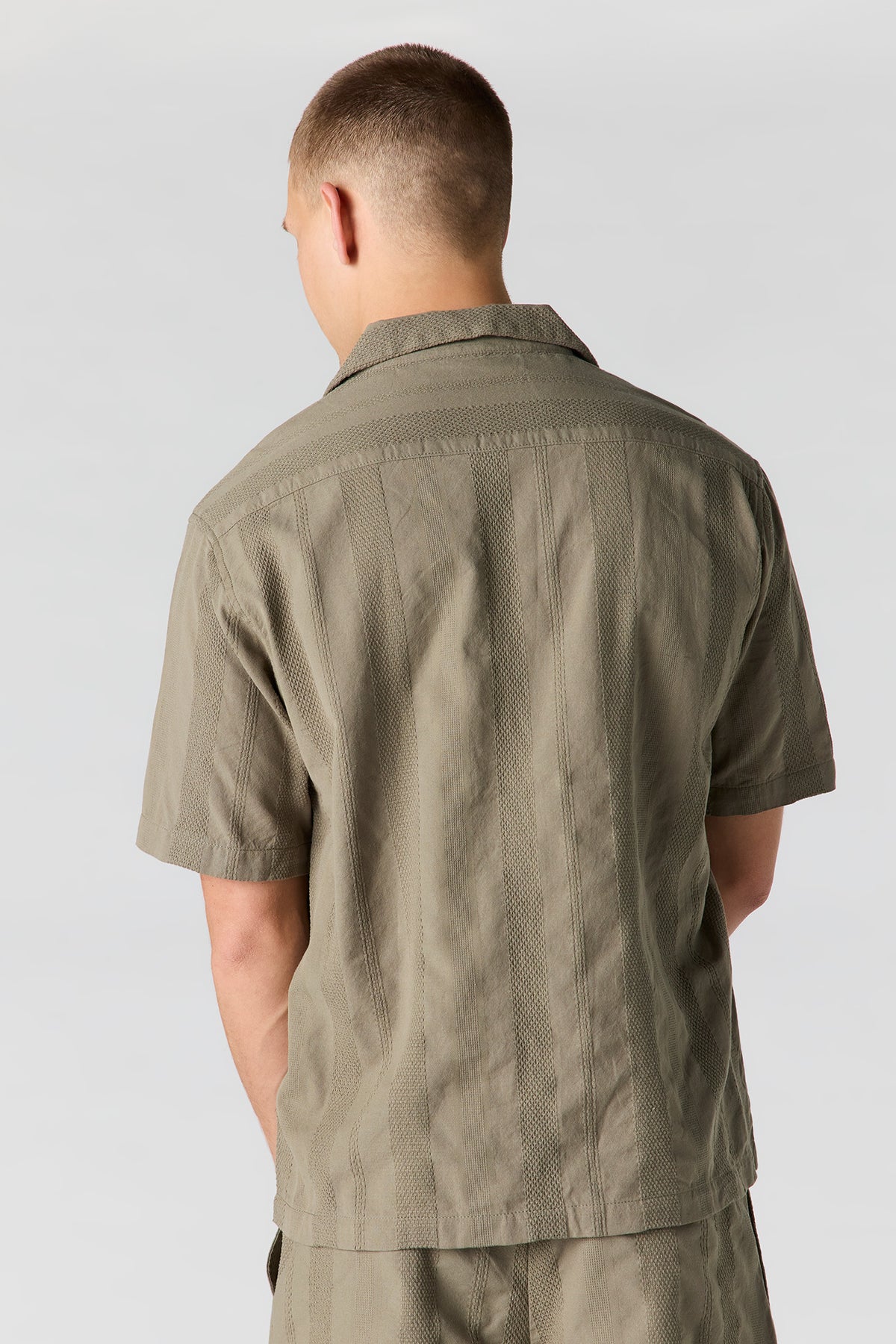 Vue alternative 2. Haut boutonné texturé