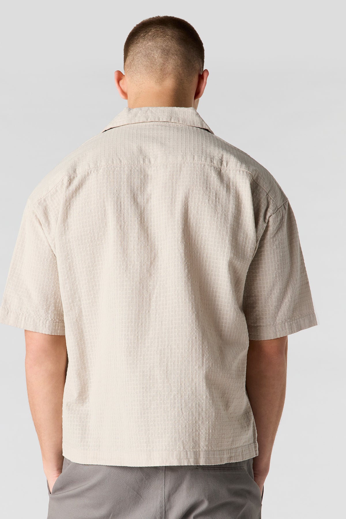 Vue alternative 2. Haut boutonné texturé gaufré