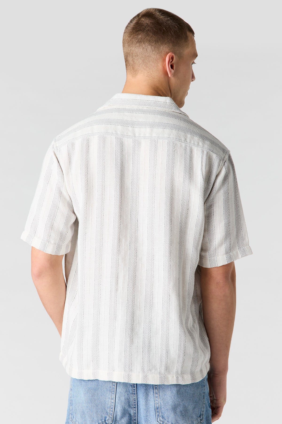 Vue alternative 2. Haut boutonné texturé rayé