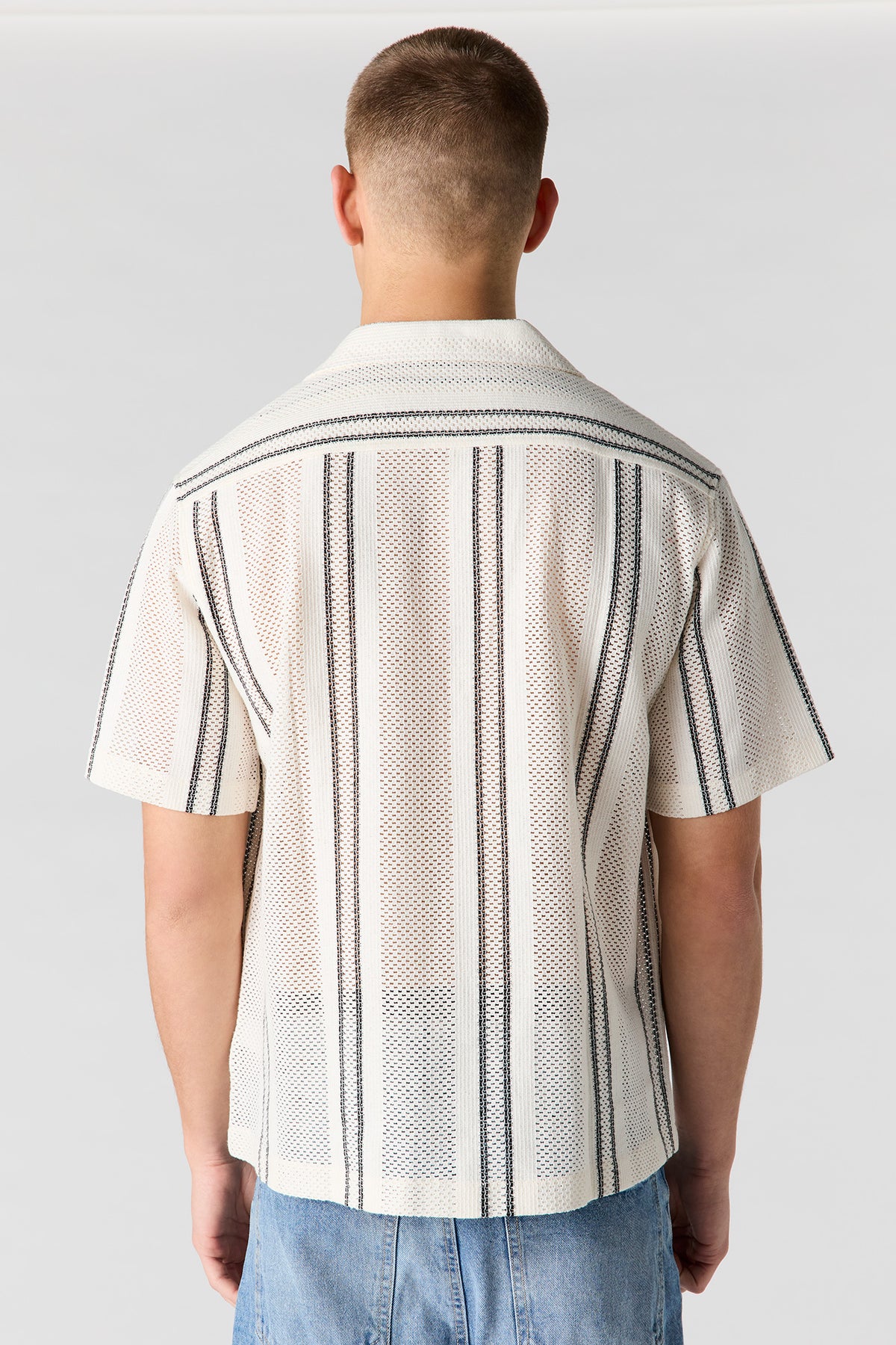 Vue alternative 2. Haut boutonné texturé rayé