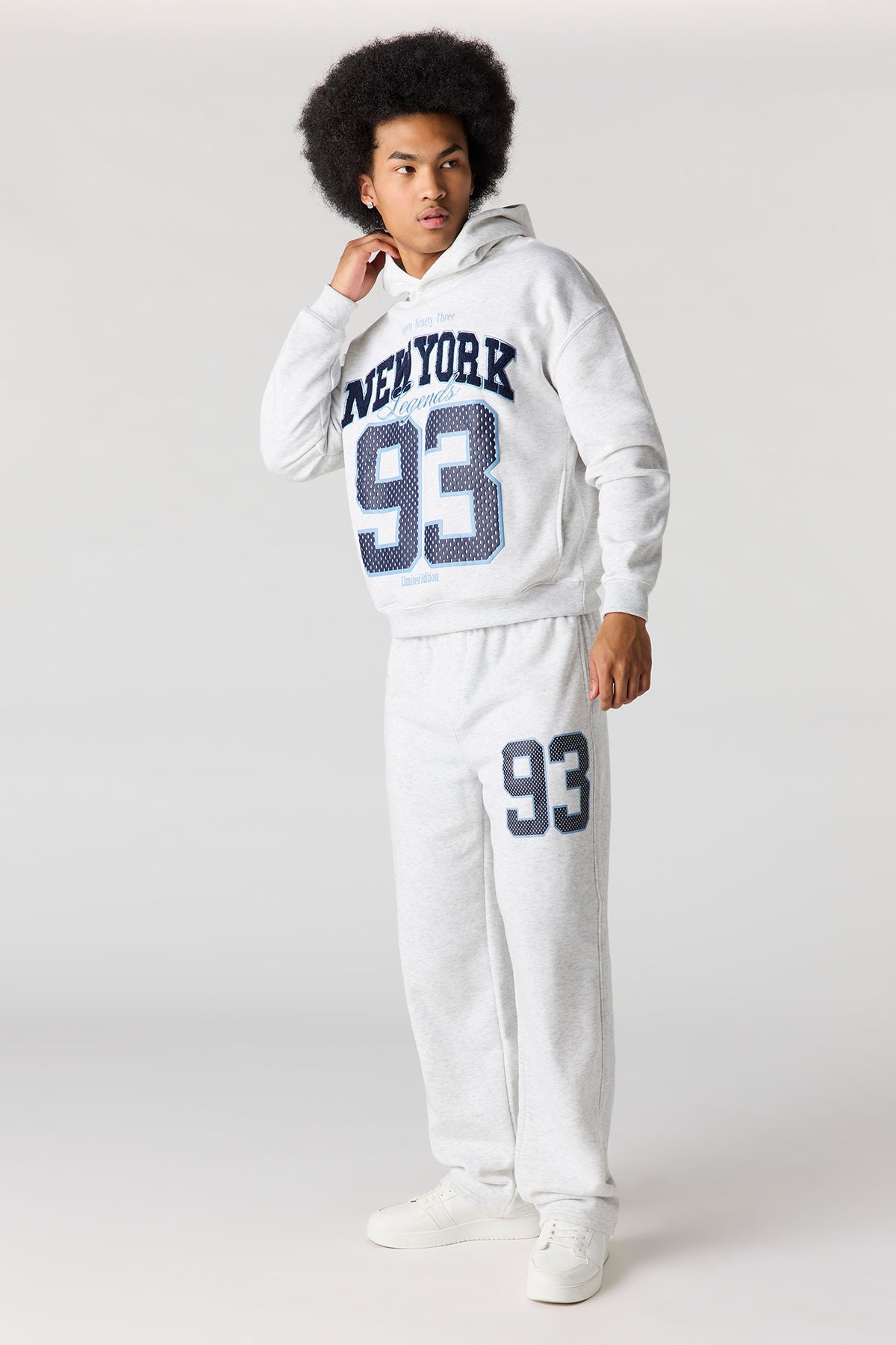 Alt View 2. Graphic Baggy Fleece Sweatpant - Light Grey