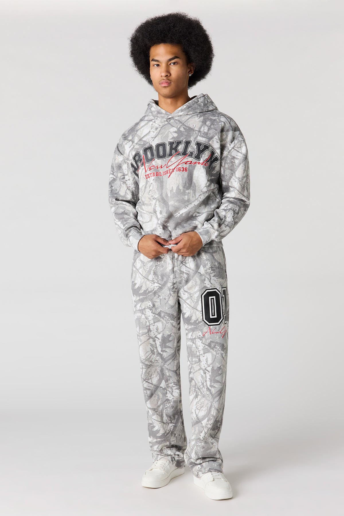 Alt View 2. Graphic Baggy Fleece Sweatpant - Camouflage