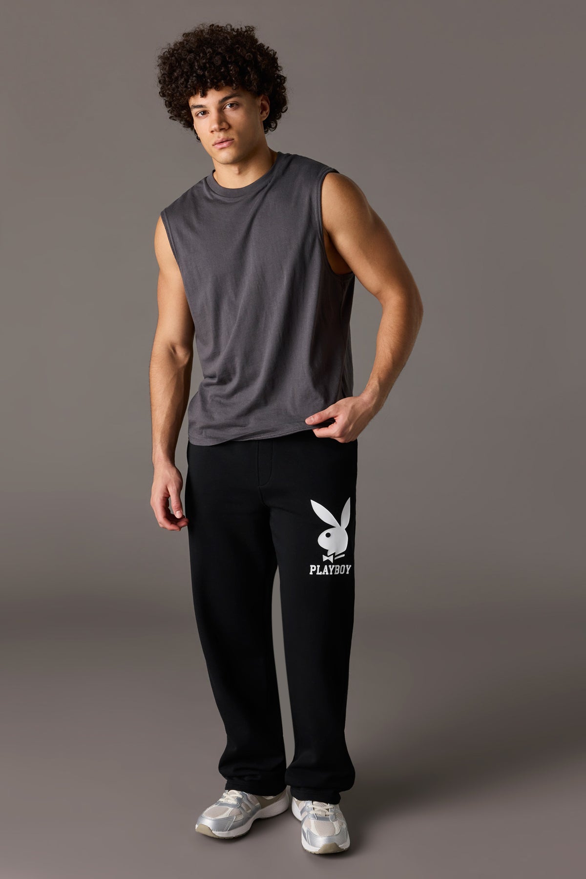 Vue alternative 2. Pantalon d'entraînement baggy en molleton à imprimé Playboy