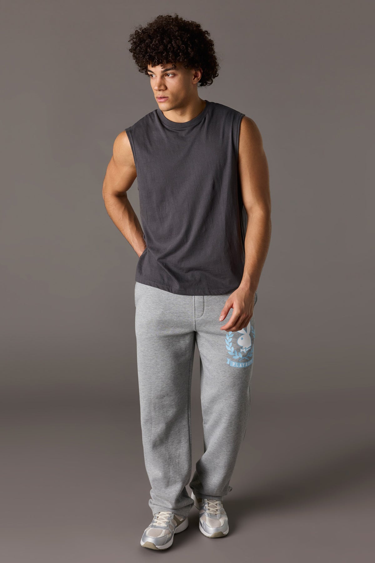 Vue alternative 2. Pantalon d'entraînement baggy en molleton à imprimé Playboy