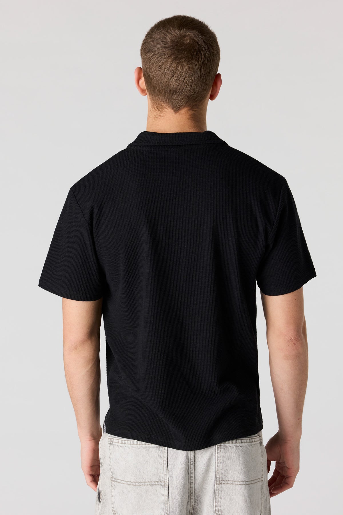 Vue alternative 2. Polo en tricot gaufré brodé