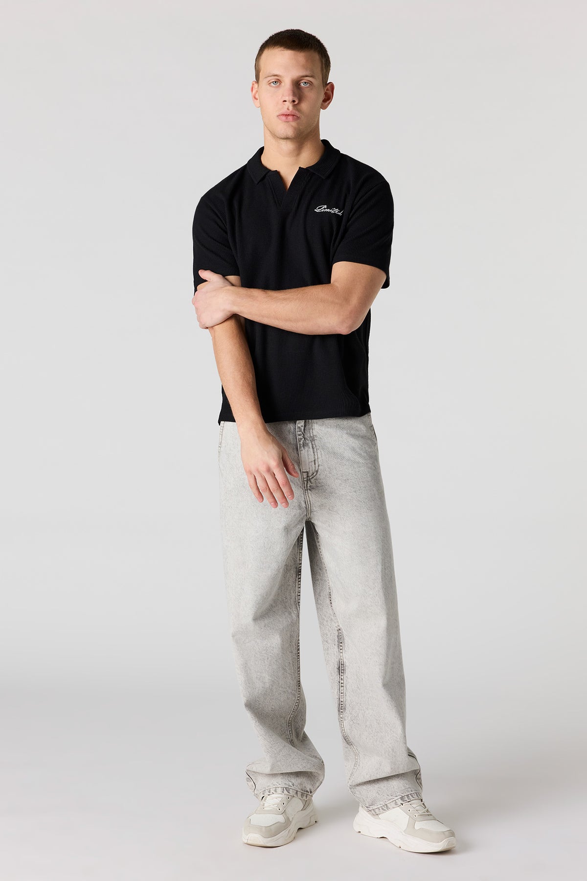 Vue alternative 3. Polo en tricot gaufré brodé