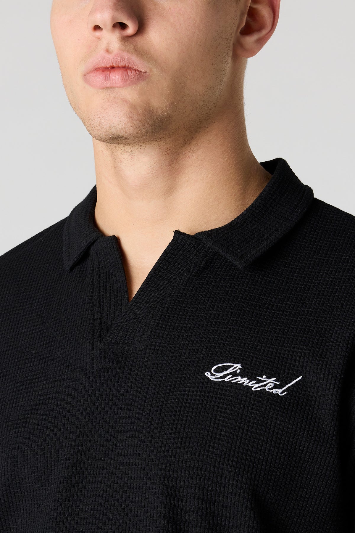 Vue alternative 4. Polo en tricot gaufré brodé