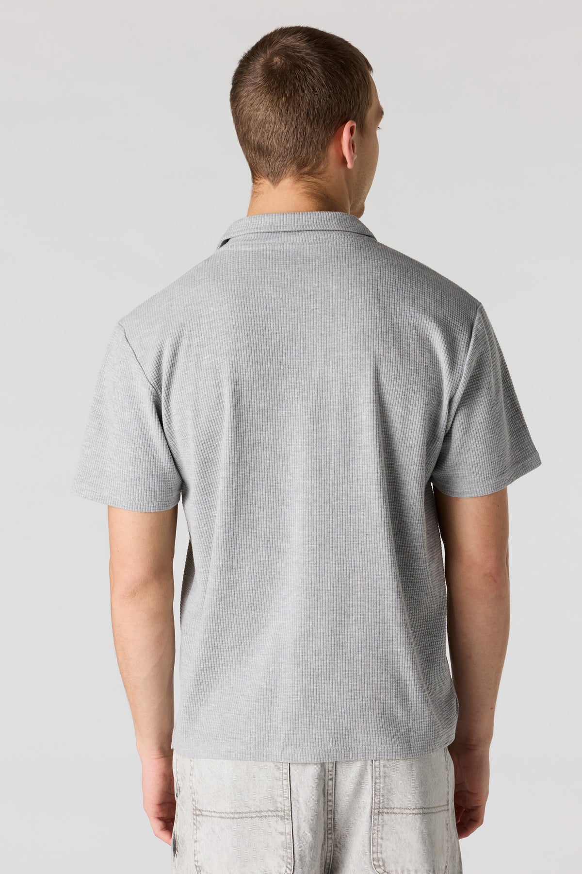 Vue alternative 2. Polo en tricot gaufré brodé
