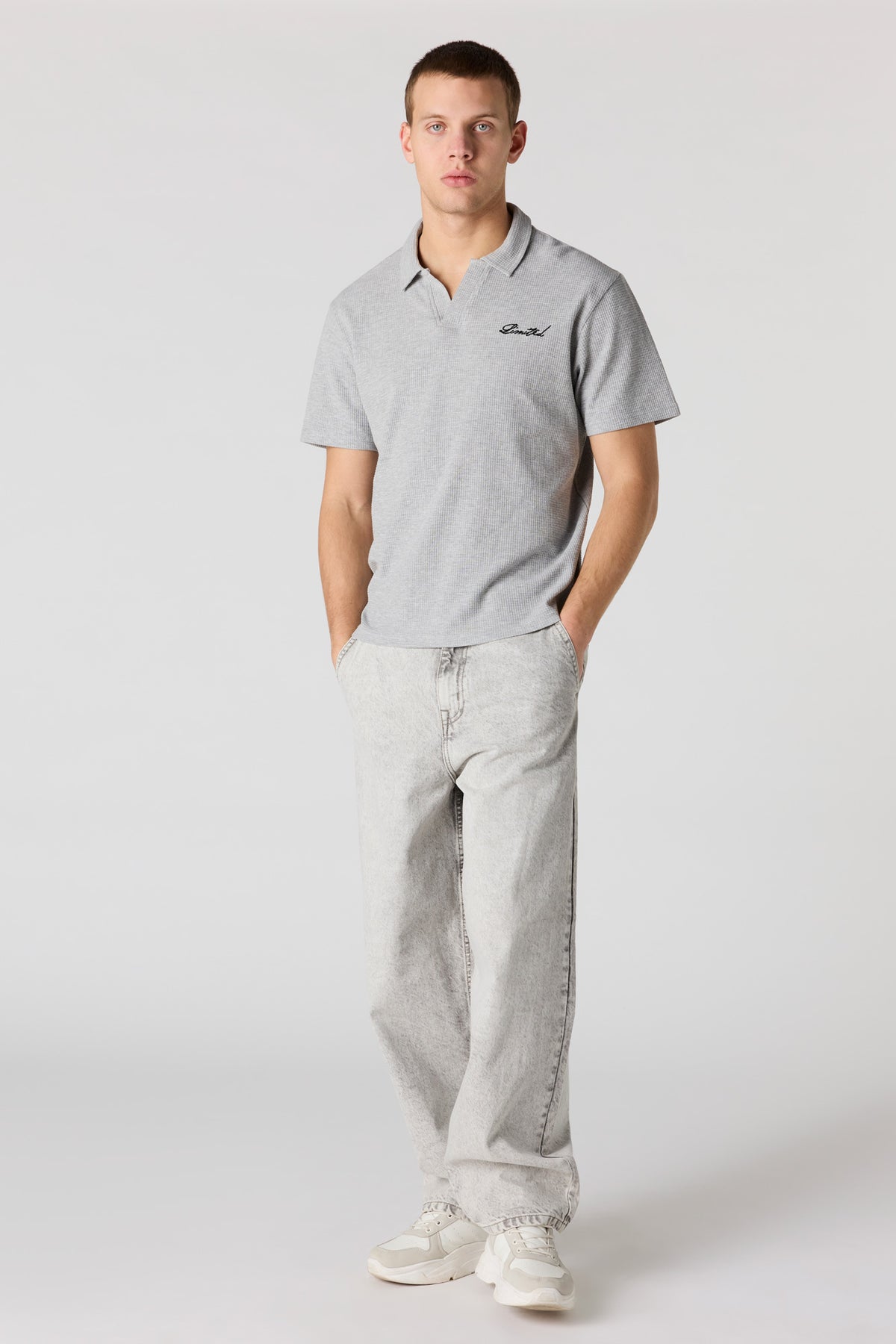 Vue alternative 3. Polo en tricot gaufré brodé