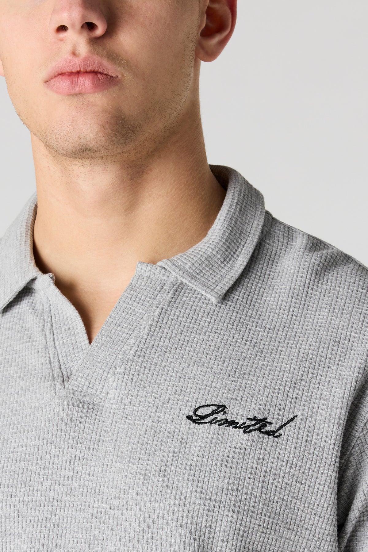 Vue alternative 4. Polo en tricot gaufré brodé