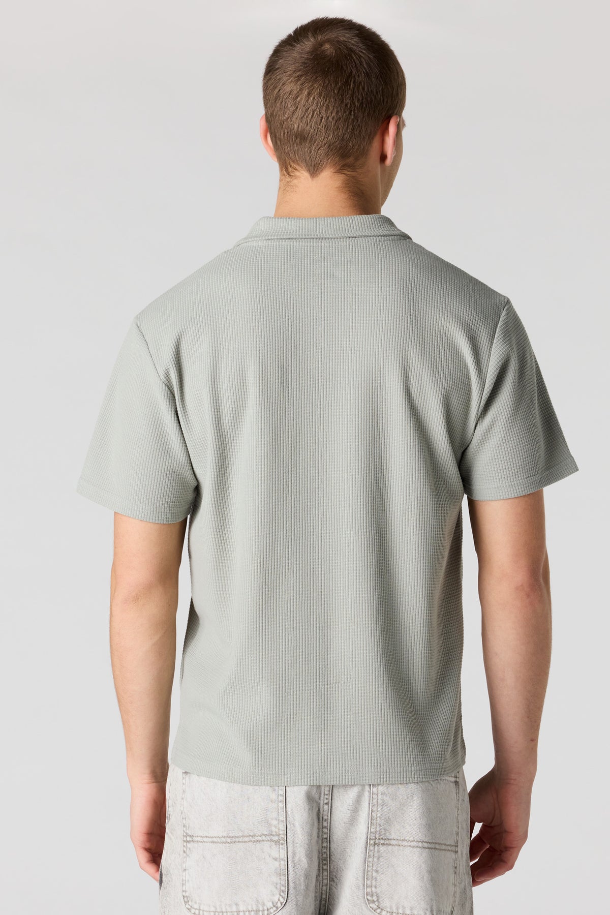 Vue alternative 2. Polo en tricot gaufré brodé