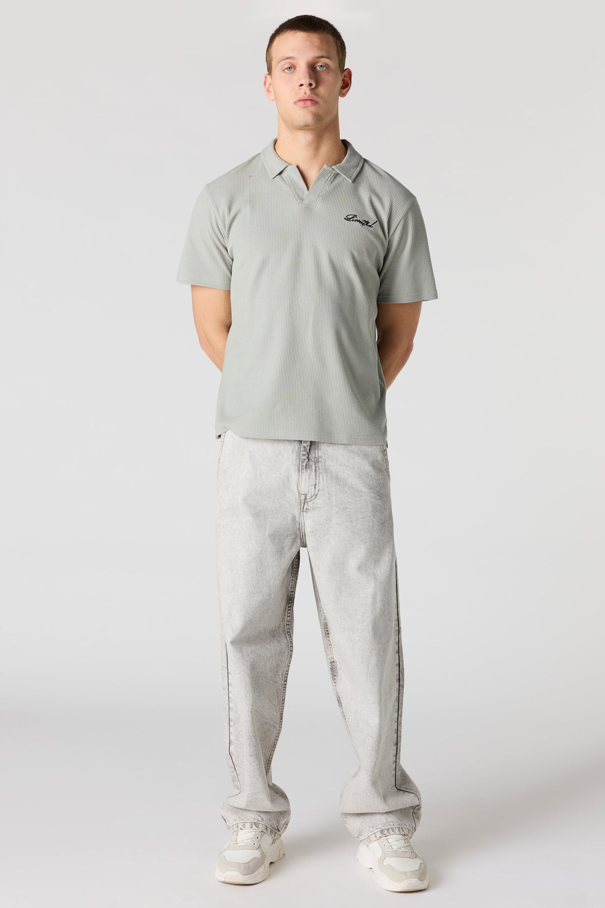 Vue alternative 3. Polo en tricot gaufré brodé