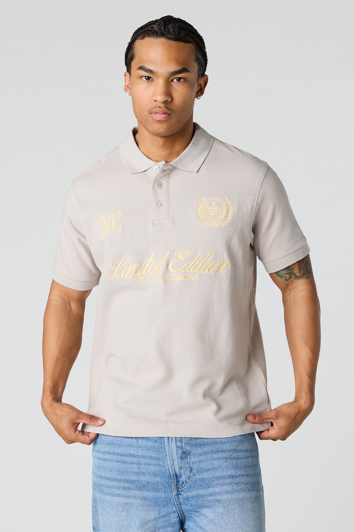 Polo côtelé avec motif brodé