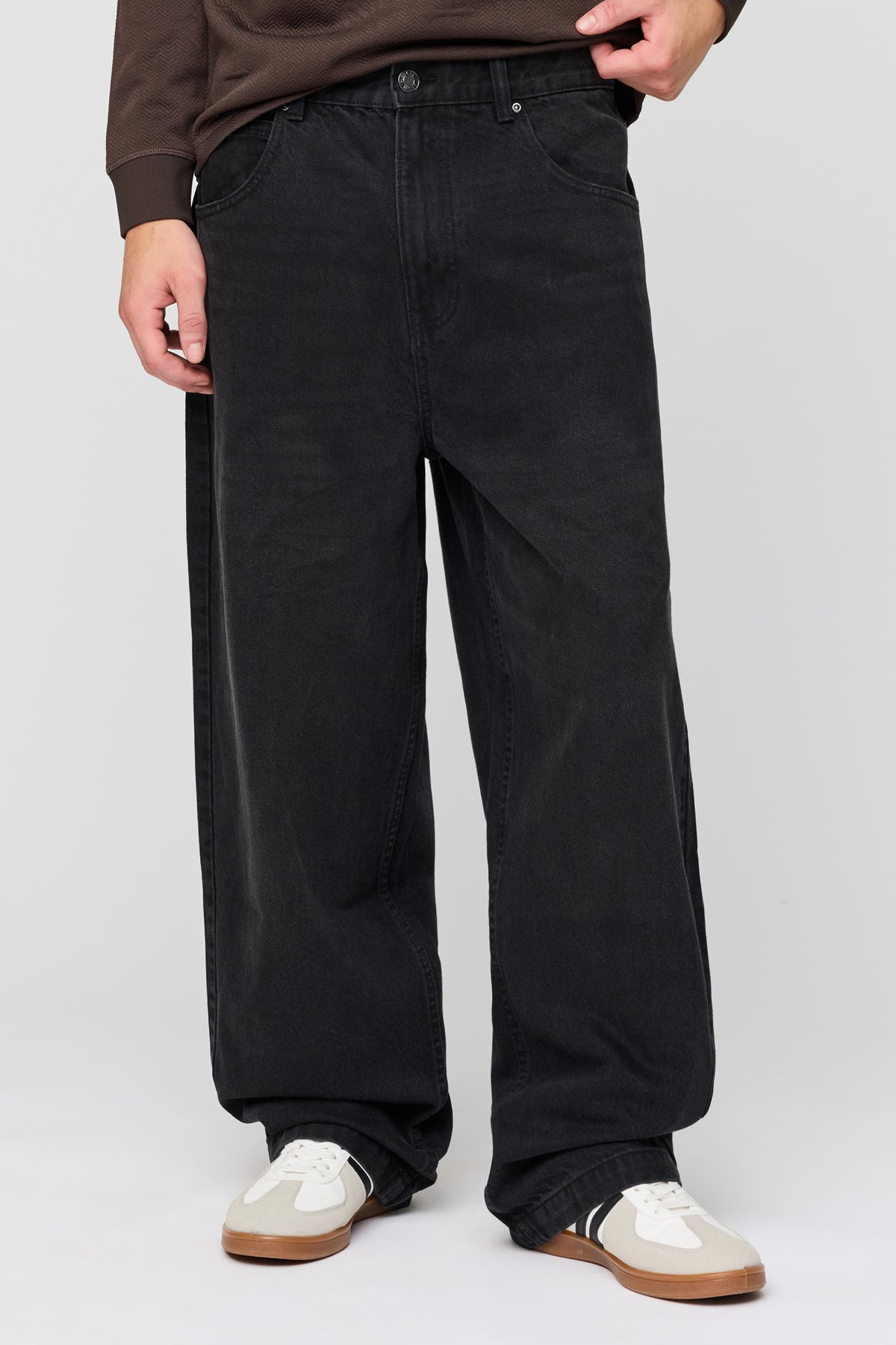 Vue alternative 2. Jean super baggy avec motif brodé