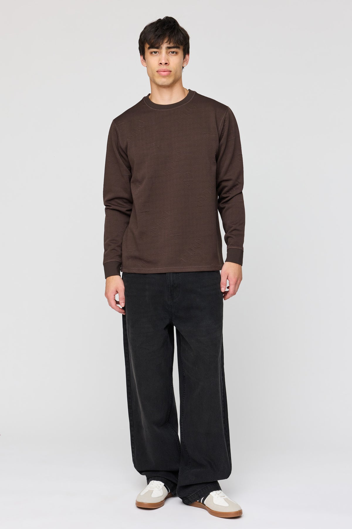 Vue alternative 3. Jean super baggy avec motif brodé