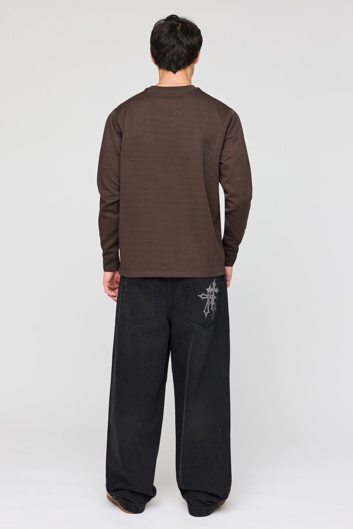 Vue alternative 4. Jean super baggy avec motif brodé