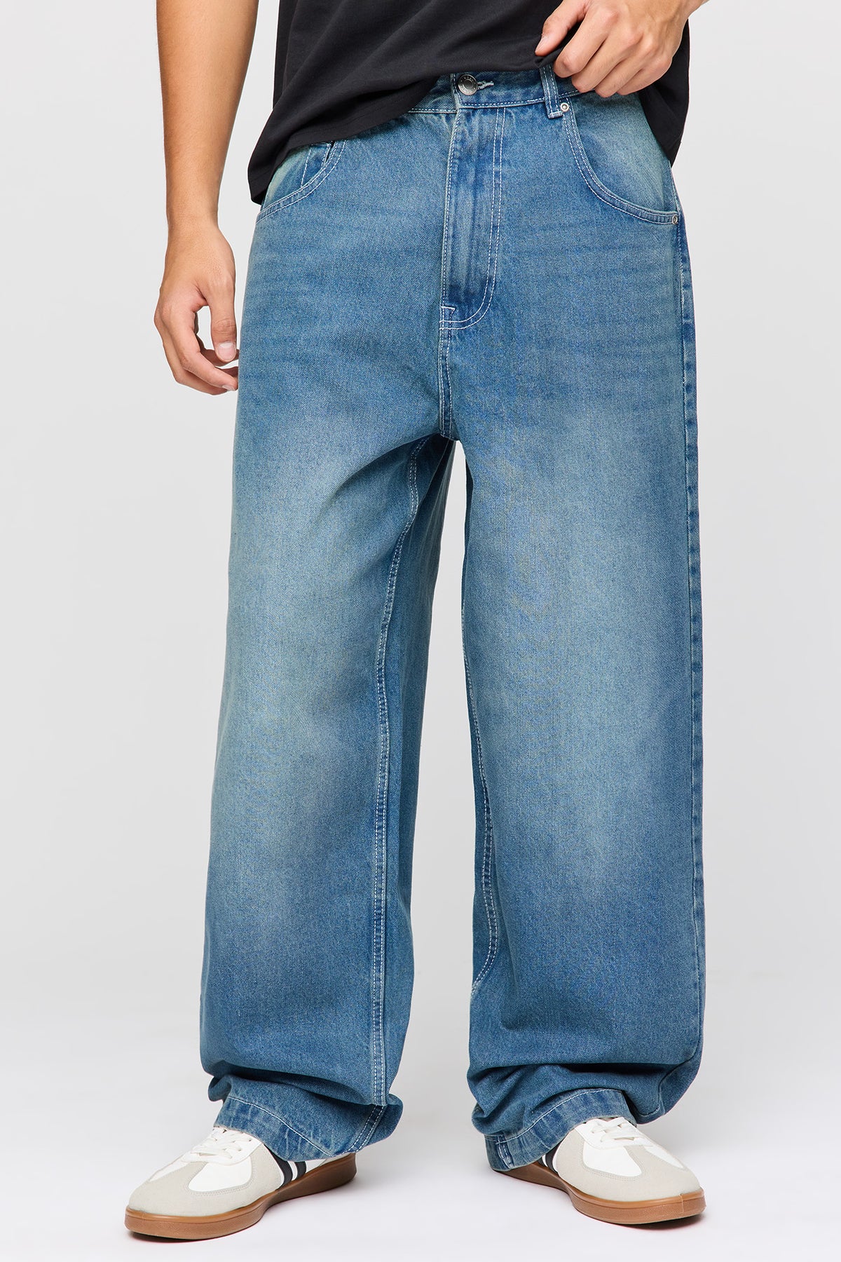 Vue alternative 2. Jean super baggy avec motif brodé