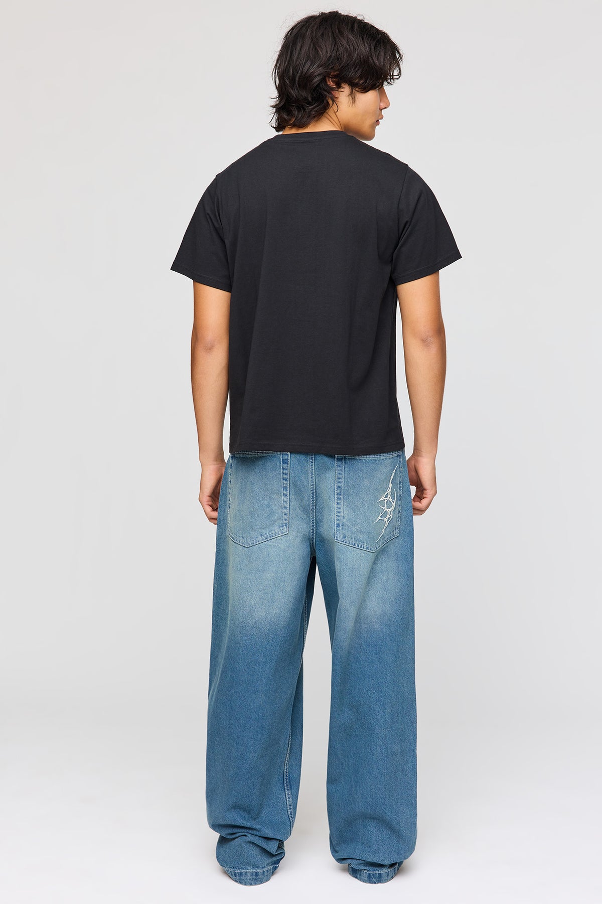 Vue alternative 4. Jean super baggy avec motif brodé