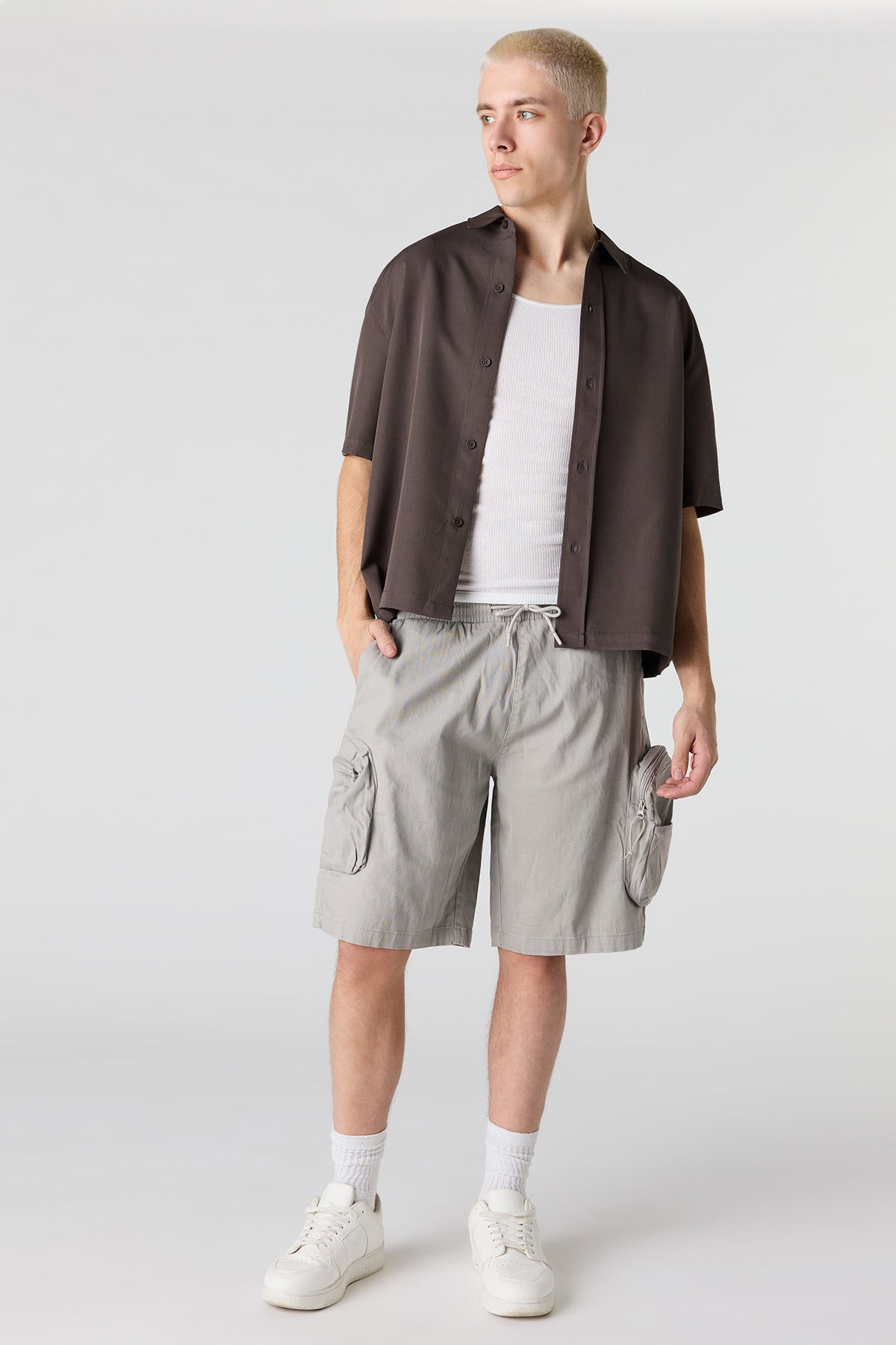 Vue alternative 2. Short cargo à taille coulissante